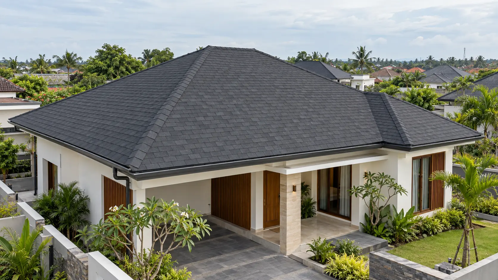 Rumah tinggal dengan atap genteng aspal Maxxiroof